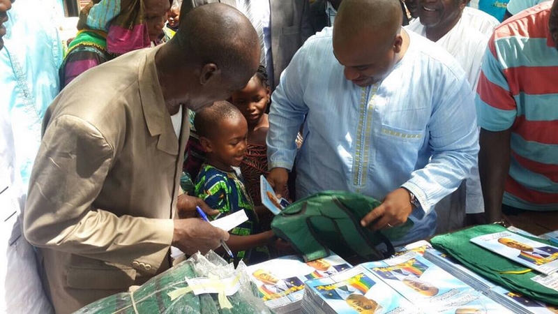 Remise de sacs à dos et cahiers aux élèves de la commune 2 par l' honorable KARIM KEITA pour leur souhaiter une bonne rentrée scolaire et beaucoup de courage dans leur année !