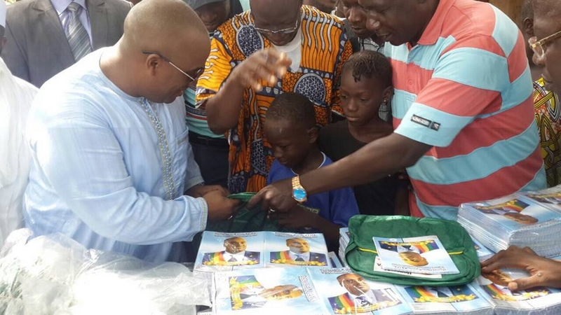 Remise de sacs à dos et cahiers aux élèves de la commune 2 par l' honorable KARIM KEITA pour leur souhaiter une bonne rentrée scolaire et beaucoup de courage dans leur année !