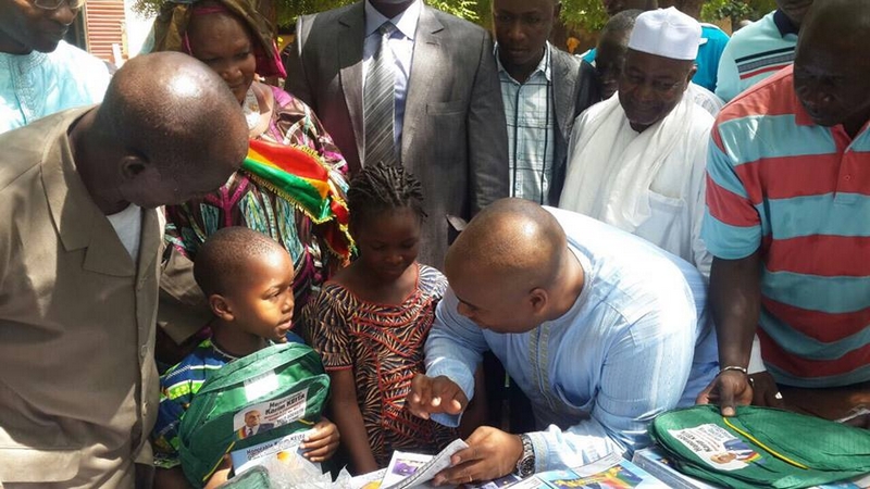 Remise de sacs à dos et cahiers aux élèves de la commune 2 par l' honorable KARIM KEITA pour leur souhaiter une bonne rentrée scolaire et beaucoup de courage dans leur année !