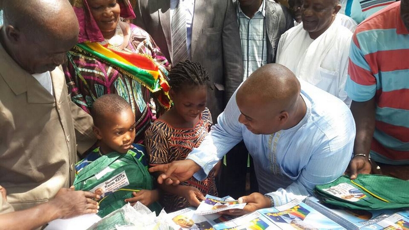 Remise de sacs à dos et cahiers aux élèves de la commune 2 par l' honorable KARIM KEITA pour leur souhaiter une bonne rentrée scolaire et beaucoup de courage dans leur année !