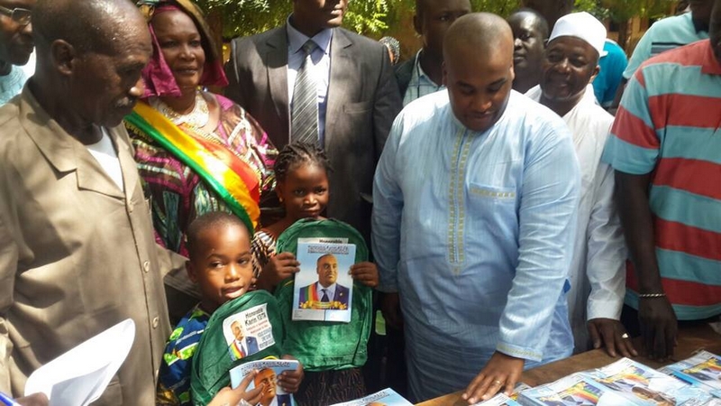 Remise de sacs à dos et cahiers aux élèves de la commune 2 par l' honorable KARIM KEITA pour leur souhaiter une bonne rentrée scolaire et beaucoup de courage dans leur année !