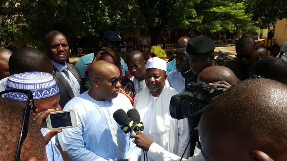 Remise de sacs à dos et cahiers aux élèves de la commune 2 par l' honorable KARIM KEITA pour leur souhaiter une bonne rentrée scolaire et beaucoup de courage dans leur année !