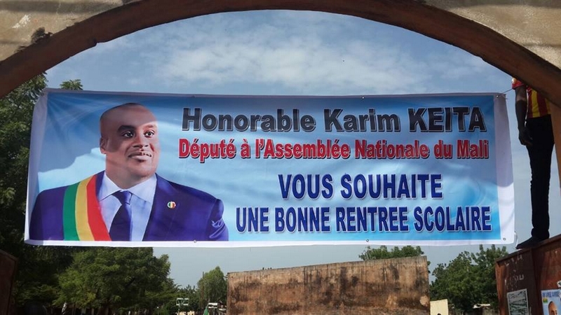 Remise de sacs à dos et cahiers aux élèves de la commune 2 par l' honorable KARIM KEITA pour leur souhaiter une bonne rentrée scolaire et beaucoup de courage dans leur année !