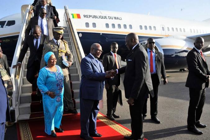 Le Président IBK de retour à Bamako à l'issue de sa visite d'Etat en France (Bamako, le 25 octobre 2015)