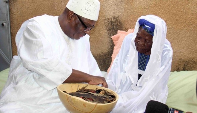 Mois de la Solidarité et de la Lutte contre l’Exclusion : Le Président de la République rend visite à la Doyenne du District de Bamako