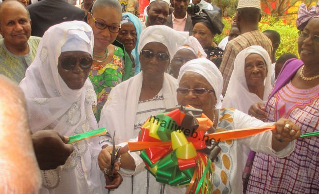 l'épouse du Chef de l'Etat, Mme Keita Aminata Maiga procédant à la coupure du ruban