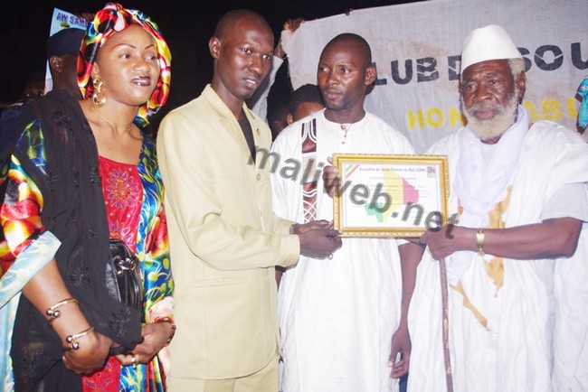 L'Honorable Amadou Thiam lors de la cérémonie de remise de médaille