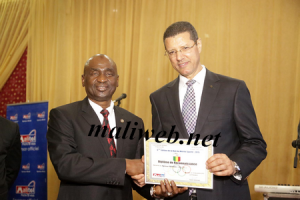 Le président du Cnosm remettant le diplôme de reconnaissance au DG de la Sotelma-Malitel, Mohamed Morchid