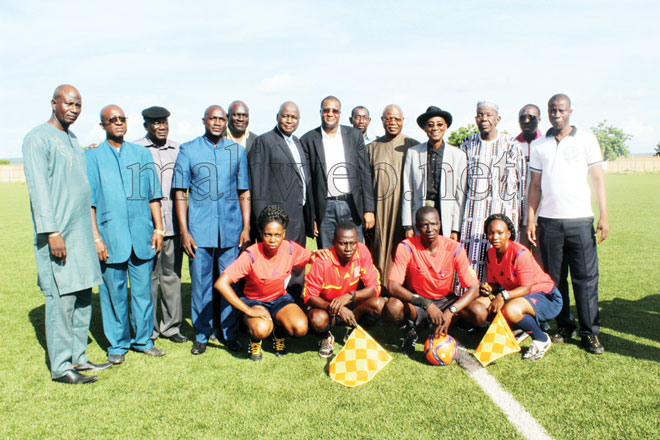 dimanche dernier à Koulikoro :  La Ligue de Koulikoro offre un trophée de reconnaissance à Kolon Sidibé pour tout ce qu'il a fait pour le football malien 