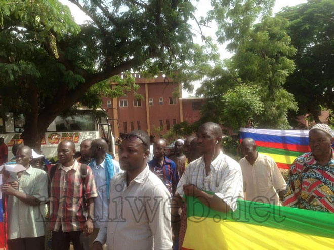 Des manifestants tenant les drapeaux malien et russe devant l'ambassade de de la Russie à Bamako