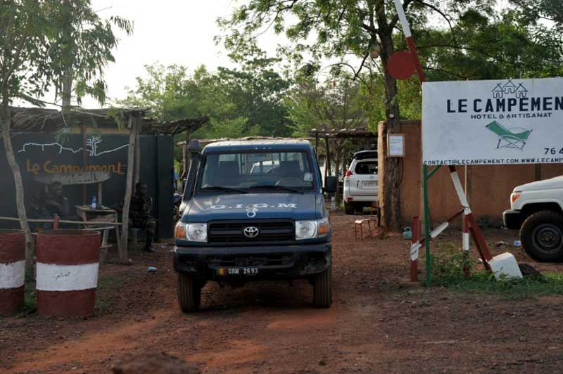 Un véhicule de la gendarmerie garé devant l'entrée du campement Kangaba, un