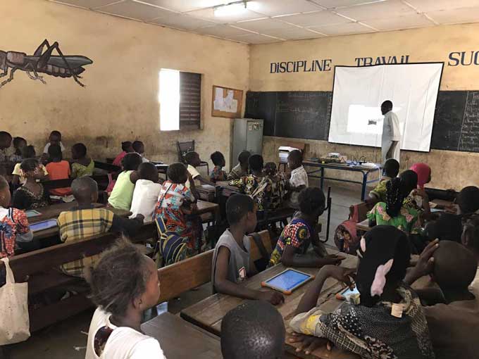 Un cours pratique d'éducation numérique à l'école Sory Diakité