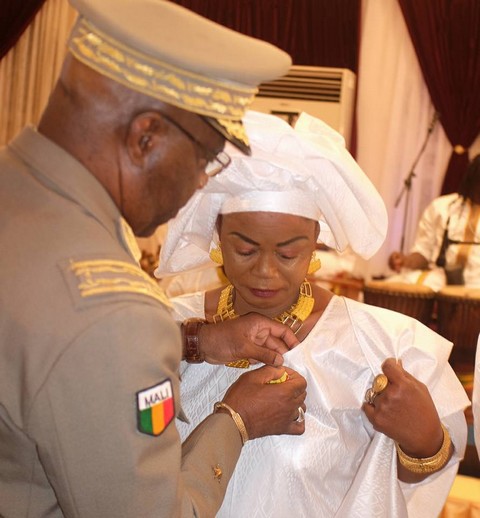 Reconnaissance de la nation : Plusieurs artistes maliens de la 1ère génération, décorés par le chef de l’Etat