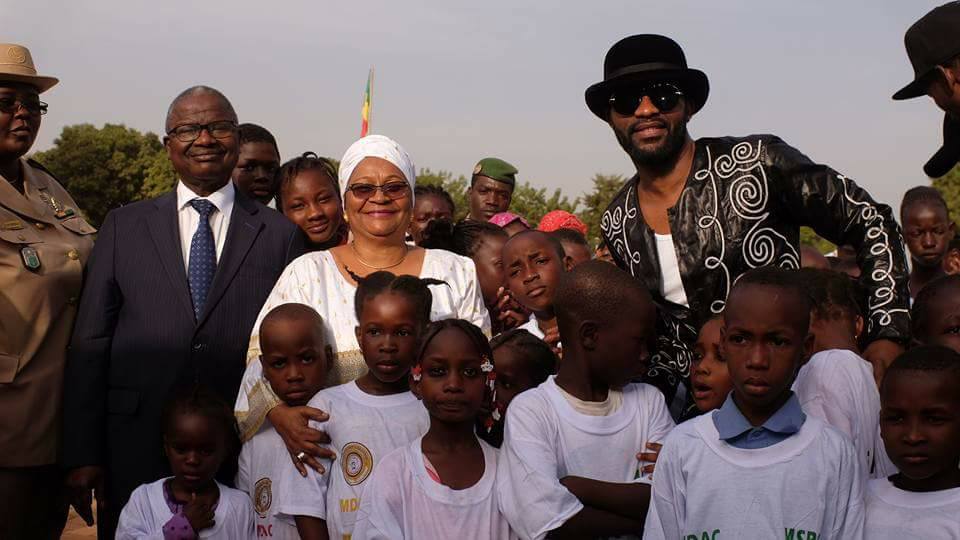 Fally Ipupa Fondation offre 10 millions de francs CFA aux ayants droits des militaires disparus