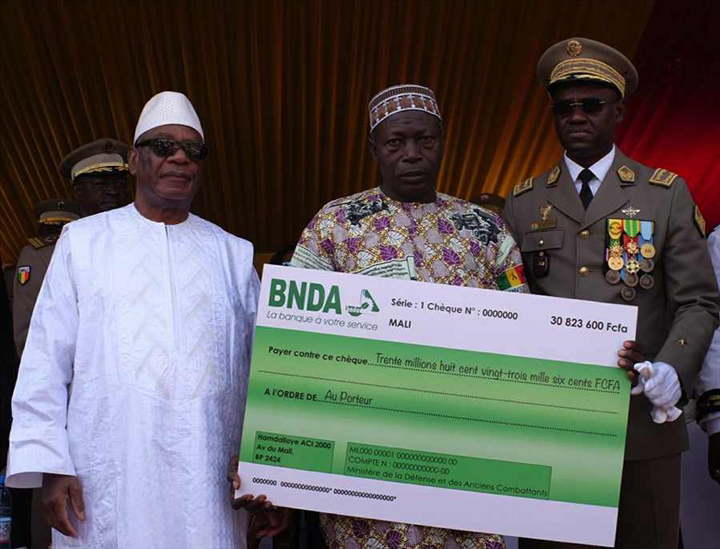 Arrêt sur image : Les chèques géants du président IBK qui choquent