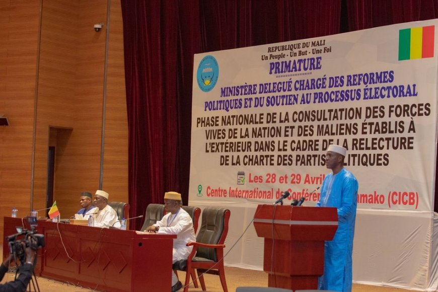 Mali : les participants à la consultation des forces vives du pays proposent la dissolution de tous les partis politiques