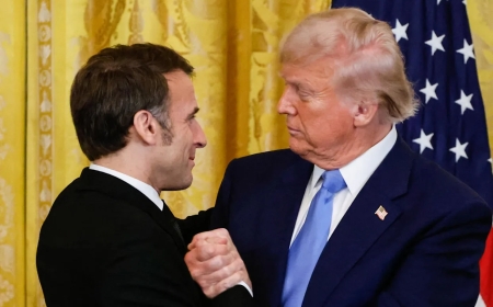 Donald Trump taquine Emmanuel Macron et les commémorations du 8 mai, en marge de sa tournée dans le Golfe