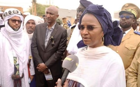 Visite de terrain :  Oumou Sall Seck à Tombouctou pour réconforter les populations
