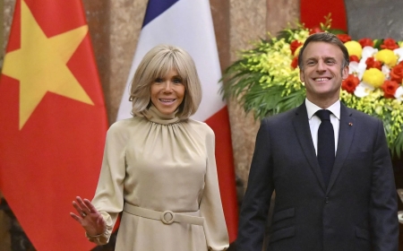 Gifle reçue par Emmanuel Macron : La Russie se moque du couple présidentiel après leur vidéo virale