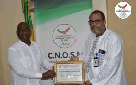 Comité national olympique et sportif du Mali :  La FEMAD remet une attestation de reconnaissance à Habib Sissoko pour sa contribution au succès du Salon du dromadaire
