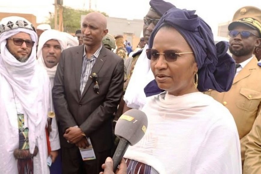 Visite de terrain :  Oumou Sall Seck à Tombouctou pour réconforter les populations
