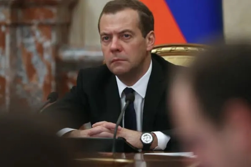Medvedev met Trump en garde contre une "troisième guerre mondiale" après ses propos sur Poutine