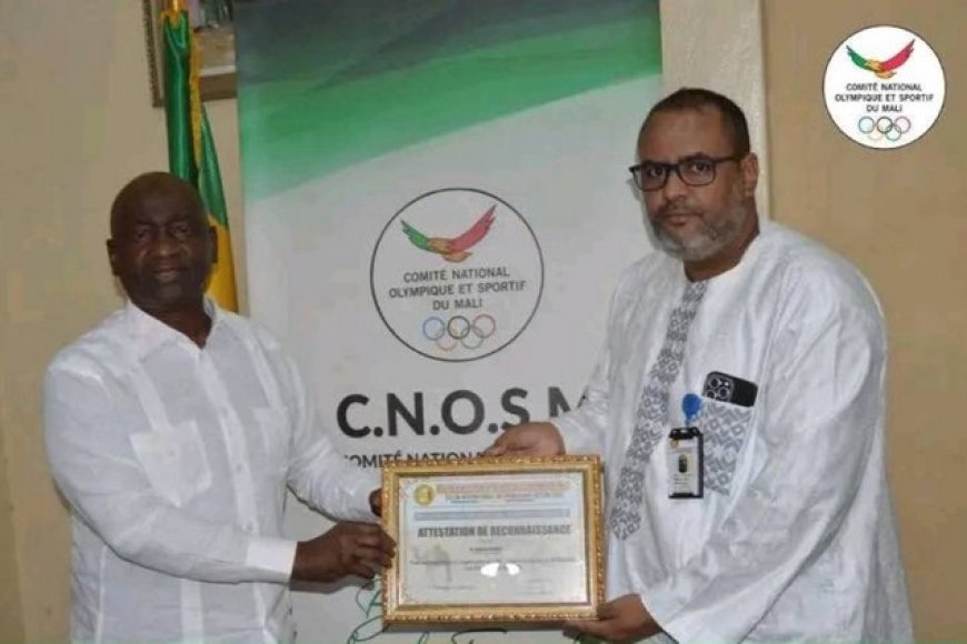 Comité national olympique et sportif du Mali :  La FEMAD remet une attestation de reconnaissance à Habib Sissoko pour sa contribution au succès du Salon du dromadaire