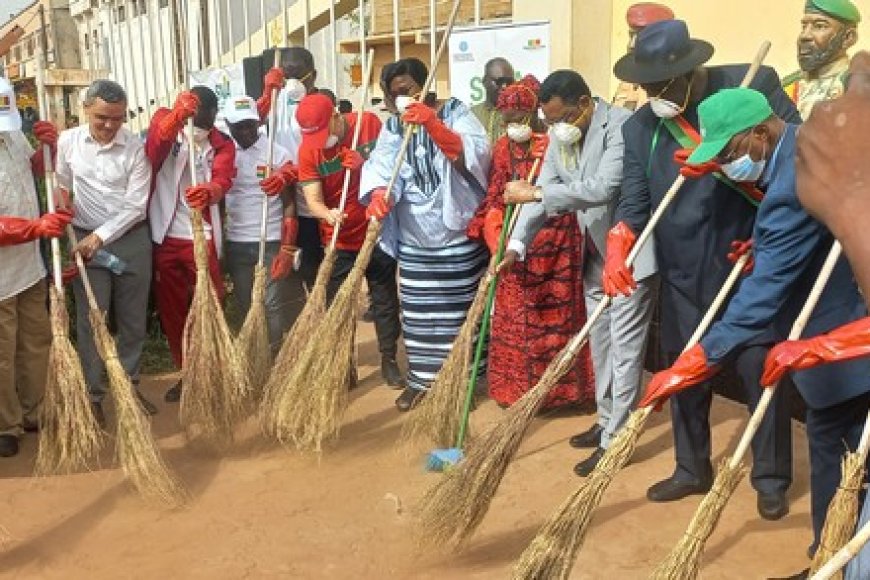 Semaine nationale de l’intégration africaine :  Le groupe ambassadeurs et le Ministère des maliens de l’extérieur initient une journée de salubrité