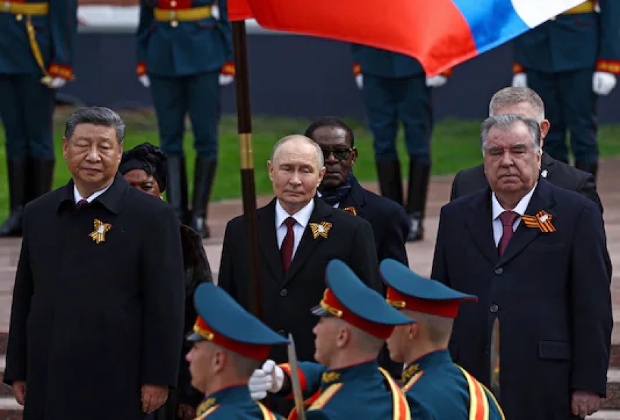 “Un défilé surréaliste”: ce qu’il faut retenir de la parade militaire russe du 9 mai