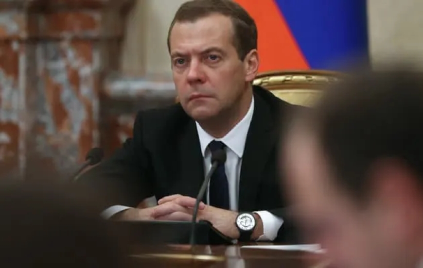 Medvedev met Trump en garde contre une "troisième guerre mondiale" après ses propos sur Poutine
