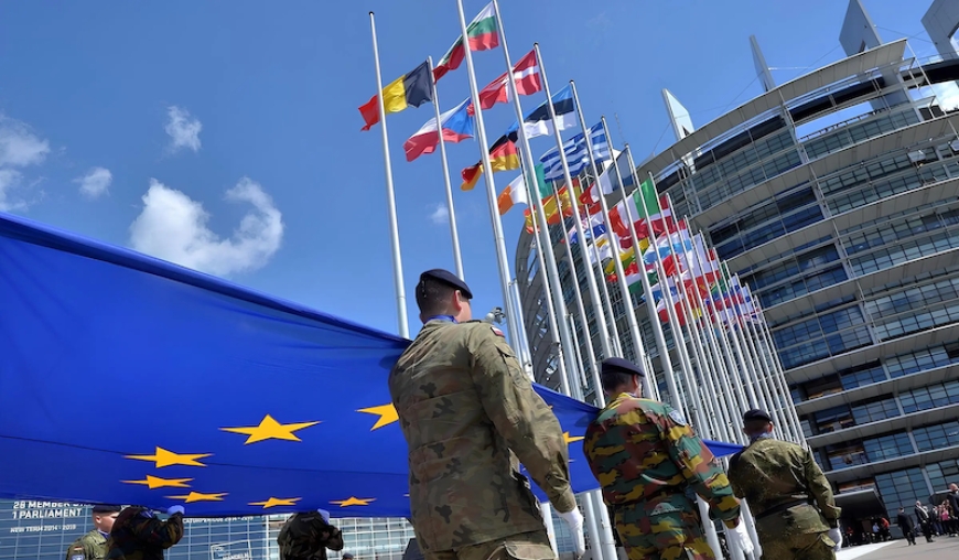 La France et l’UE, aveuglées par la russophobie, réarment l’Allemagne au péril de l’Europe