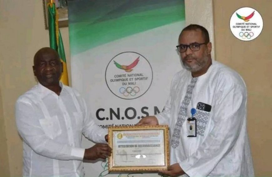 Comité national olympique et sportif du Mali : La FEMAD remet une attestation de reconnaissance à Habib Sissoko pour sa contribution au succès du Salon du dromadaire