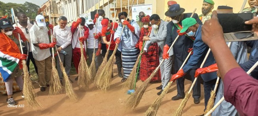 Semaine nationale de l’intégration africaine : Le groupe ambassadeurs et le Ministère des maliens de l’extérieur initient une journée de salubrité