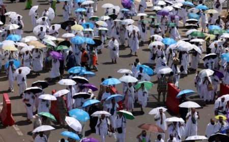 Des foules de musulmans prient sur le mont Arafat, étape phare du hajj