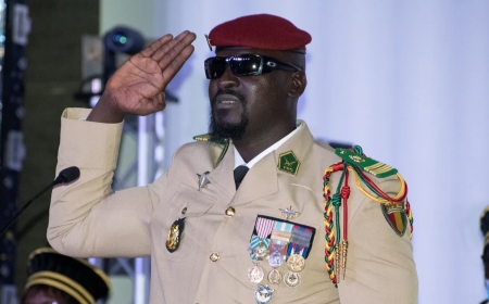 Guinée : le président Doumbouya dissout 40 partis politiques d'opposition