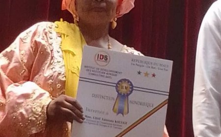 Prime à l’excellence : Mme Cissé Fatimata Kouyaté honorée par Miroir Média et IDS