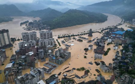 Inondations dramatiques en Chine: 80.000 personnes évacuées, un pont effondré