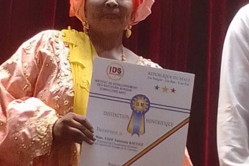Prime à l’excellence : Mme Cissé Fatimata Kouyaté honorée par Miroir Média et IDS