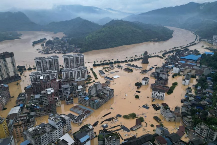 Inondations dramatiques en Chine: 80.000 personnes évacuées, un pont effondré