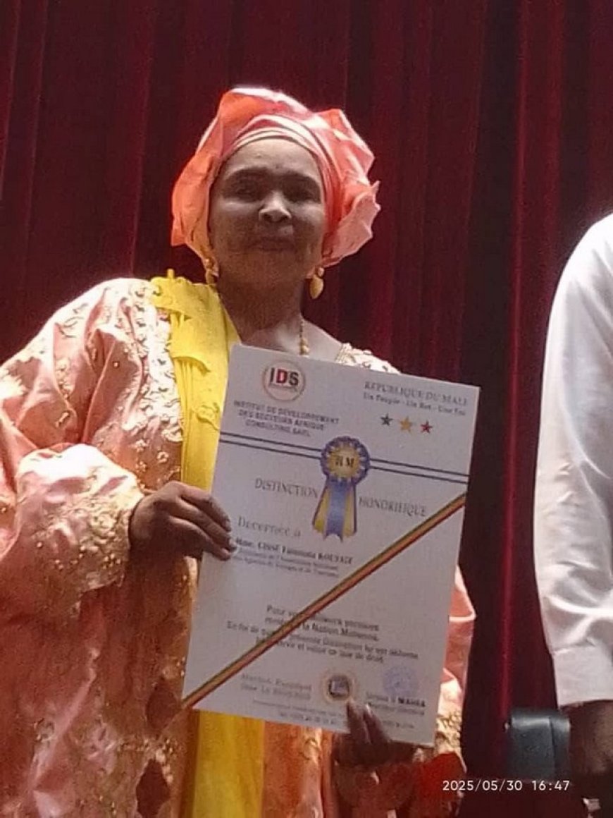 Prime à l’excellence : Mme Cissé Fatimata Kouyaté honorée par Miroir Média et IDS