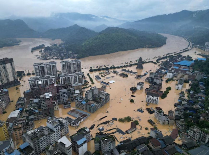 Inondations dramatiques en Chine: 80.000 personnes évacuées, un pont effondré