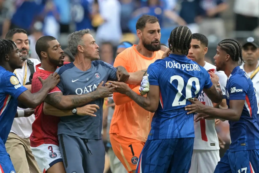 VIDÉO - Luis Enrique craque, sa gifle sur un joueur de Chelsea