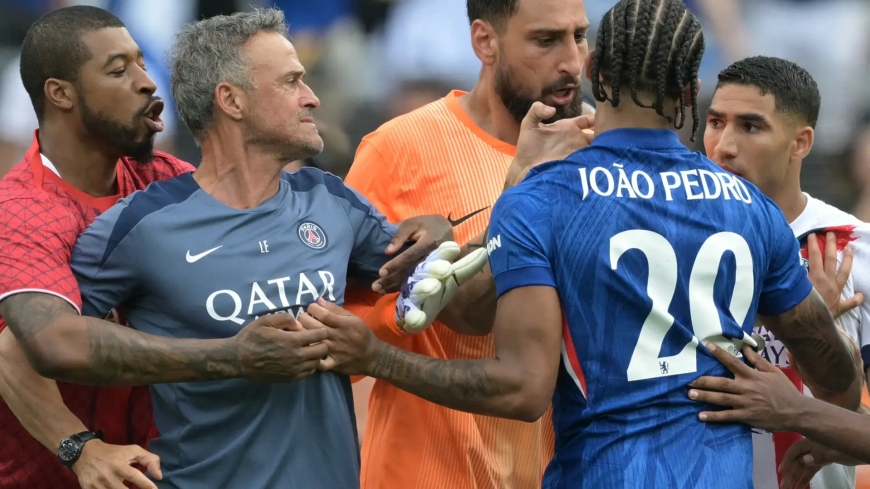 PSG : Quelle sanction risque Luis Enrique après son craquage contre Joao Pedro ?