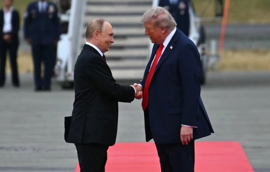 Les images de la poignée de main (très) chaleureuse entre Vladimir Poutine et Donald Trump avant le sommet sur Ukraine