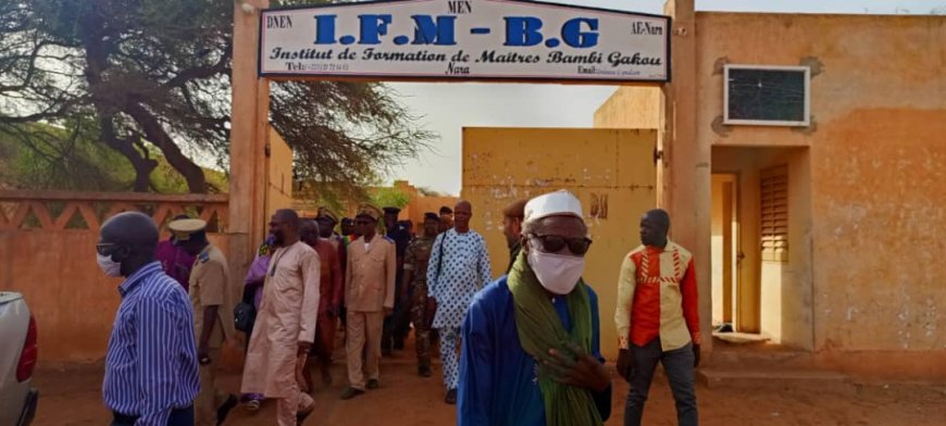Institut de formation de maitres Bambi Gakou :  Les élèves maîtres broient du noir à Nara