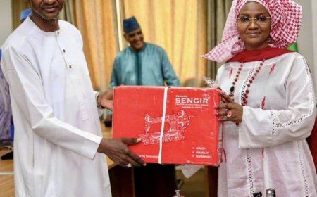 Promotion de l’artisanat : Le ministre Oumou Sall Seck équipe l’ARDCT en machines à coudre