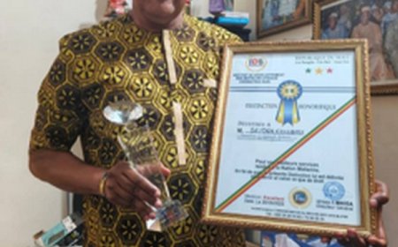 La reconnaissance du mérité : Le Promoteur du Festival International DIDADI de BOUGOUNI, Seydou COULIBALY, honoré pour sa contribution indéfectible, dans le développement économique, social et culturel du Mali.