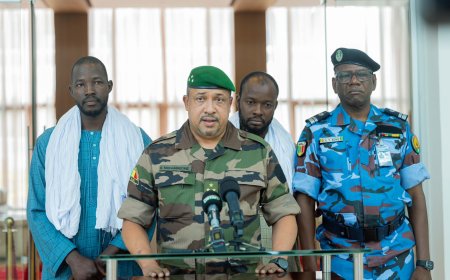 Mali : Deux policiers ex-otages présentés au Président Assimi Goïta