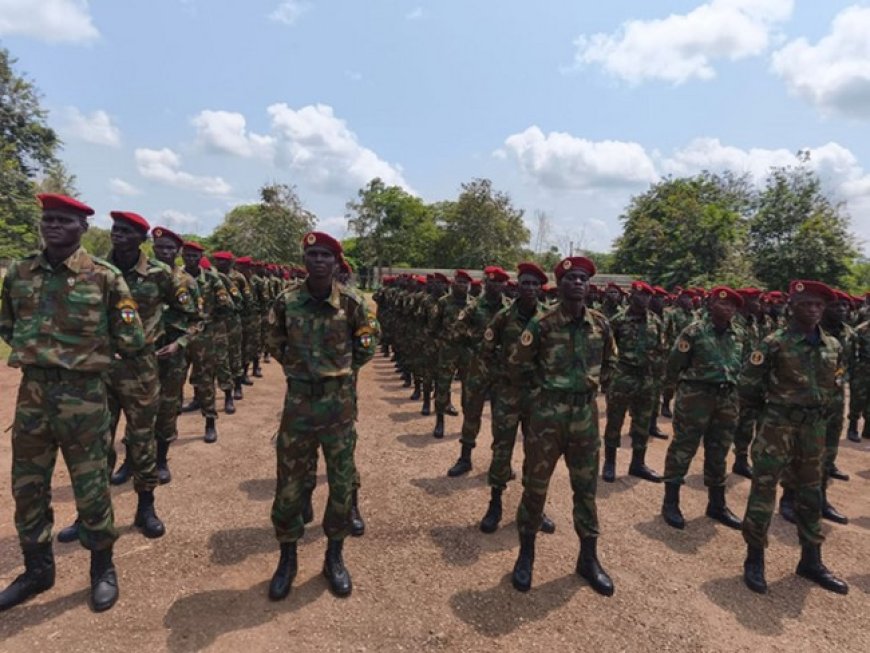 767 recrues formés par les instructeurs russes sont présentées au drapeau