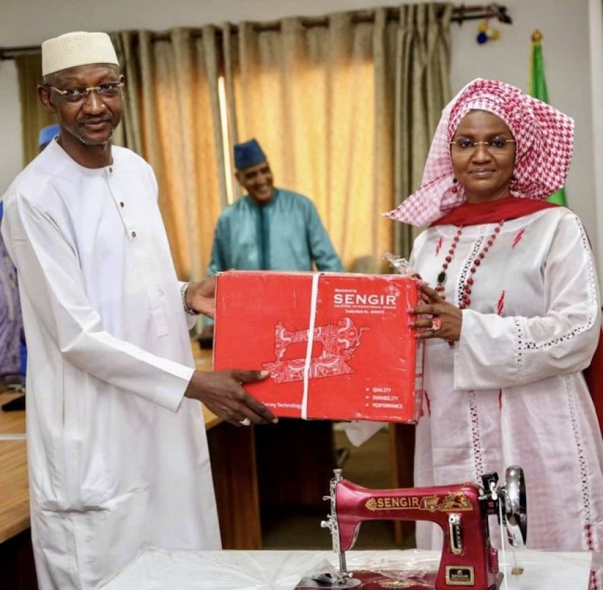 Promotion de l’artisanat : Le ministre Oumou Sall Seck équipe l’ARDCT en machines à coudre